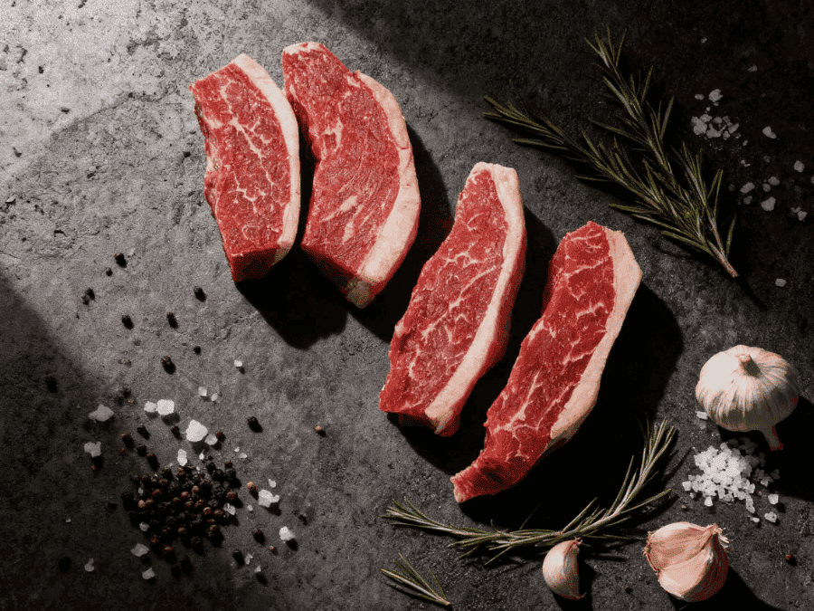 Steak picanha tranché montrant un centre rosé juteux avec couche de gras croustillante