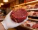 Viande halal Montréal coupe de bœuf premium fraîche tenue par une main gantée de blanc en boucherie – Boucherie Beirut Laval