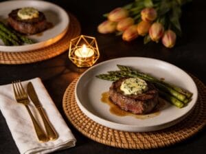 Table Dressée Souper Steak en Amoureux avec Filet Mignon | Boucherie Beirut Table dressée souper steak en amoureux avec filet mignon beurre aux herbes asperges bougie et tulipes – Boucherie Beirut Laval