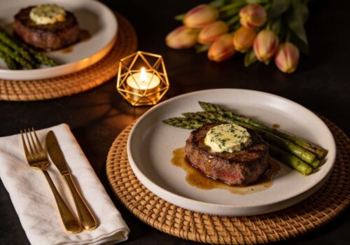 Table dressée souper steak en amoureux avec filet mignon beurre aux herbes asperges bougie et tulipes – Boucherie Beirut Laval