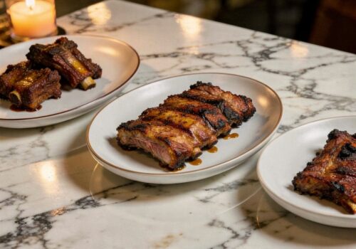 Côtes courtes préparées de trois façons braisées grillées et fumées sur une table de marbre