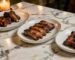 Côtes courtes préparées de trois façons braisées grillées et fumées sur une table de marbre