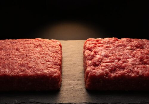 Galettes de bœuf haché maigre et médium côte à côte sur ardoise sombre montrant la différence de teneur en gras – Boucherie Beirut Laval