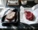 Comparaison boucherie vs épicerie montrant bœuf emballé pâle gris à côté d'un ribeye frais rouge profond sur papier blanc – Boucherie Beirut Laval