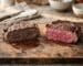 Comparaison erreurs de steak montrant steak surcuit gris versus centre rose parfait saignant à point sur planche en bois – Boucherie Beirut Laval